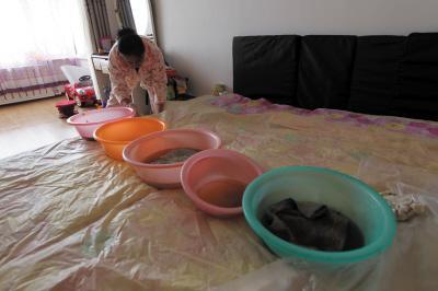 墨江楼上漏水，住户失联，小区没物管，业主维权难！律师来支招……